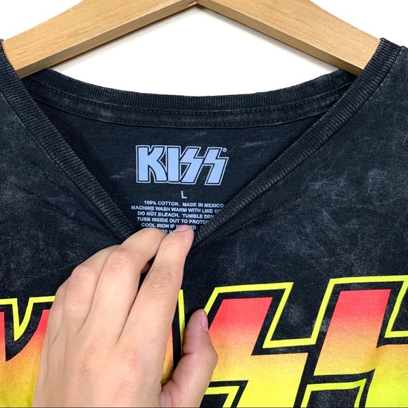 NEW Kiss Graphic Cropped Tee - Picture 2 of 3